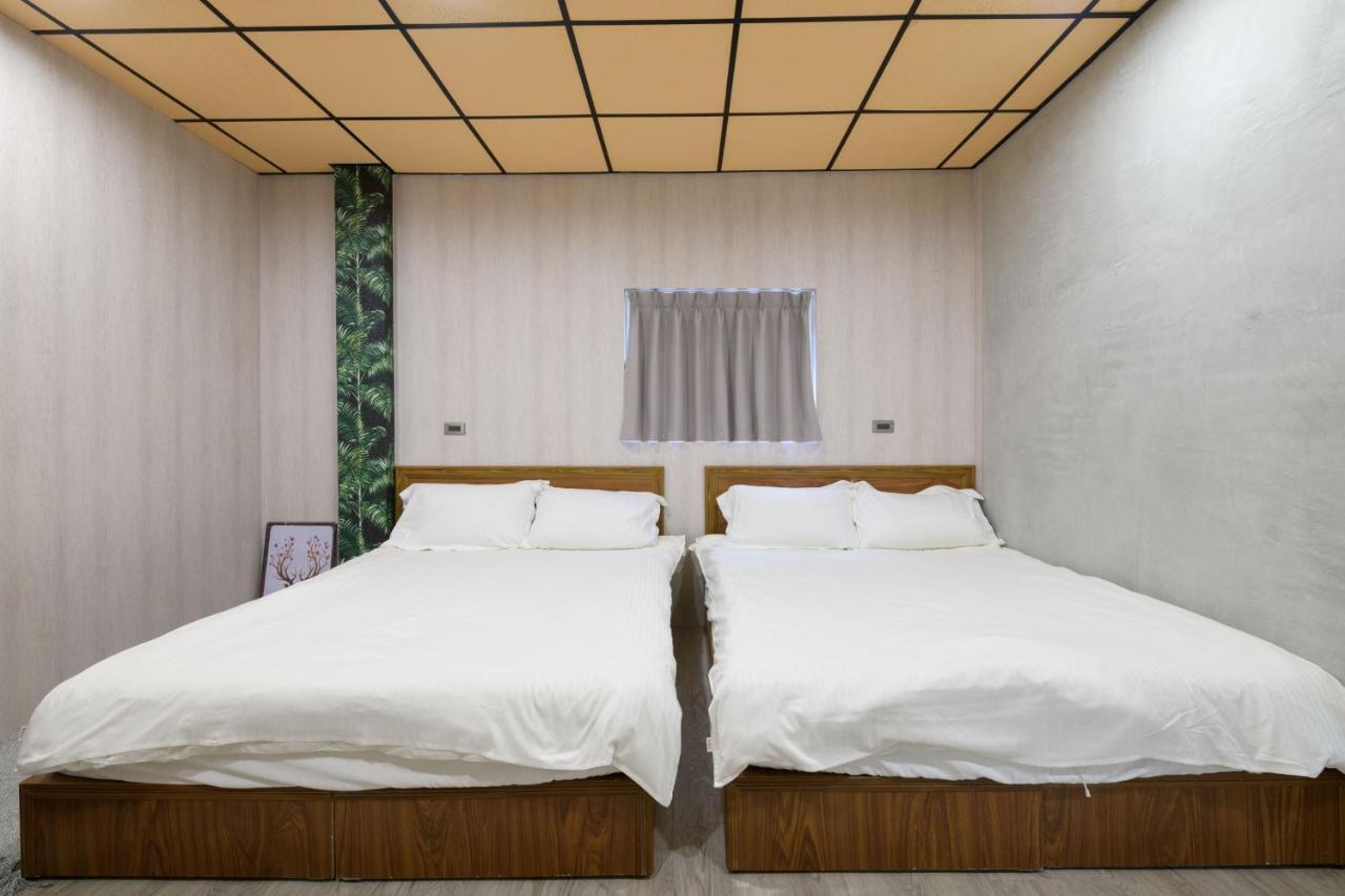 羅東夜市 小宅一生民宿 Night Market Small House Lifetime Hotel Luodong Exterior foto